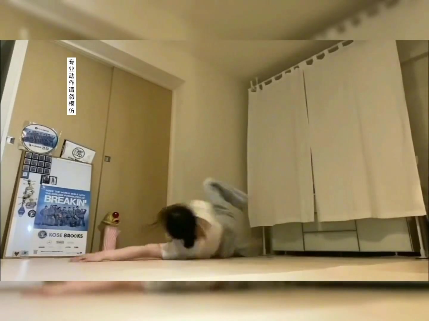 这个姑娘表演街舞也太丝滑柔顺了