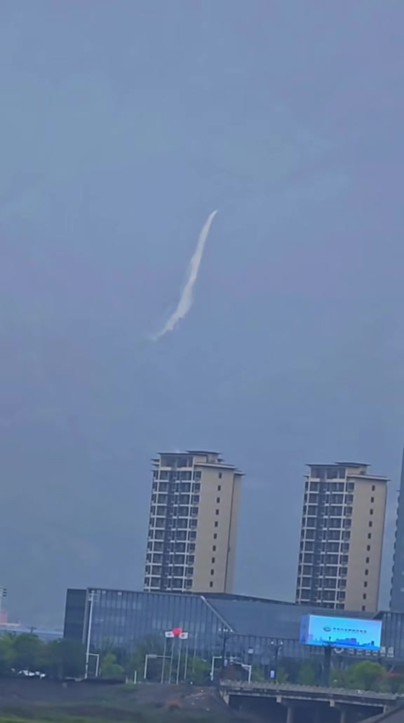 飞流直下三千尺！在庐山市城区看到了李白的浪漫！