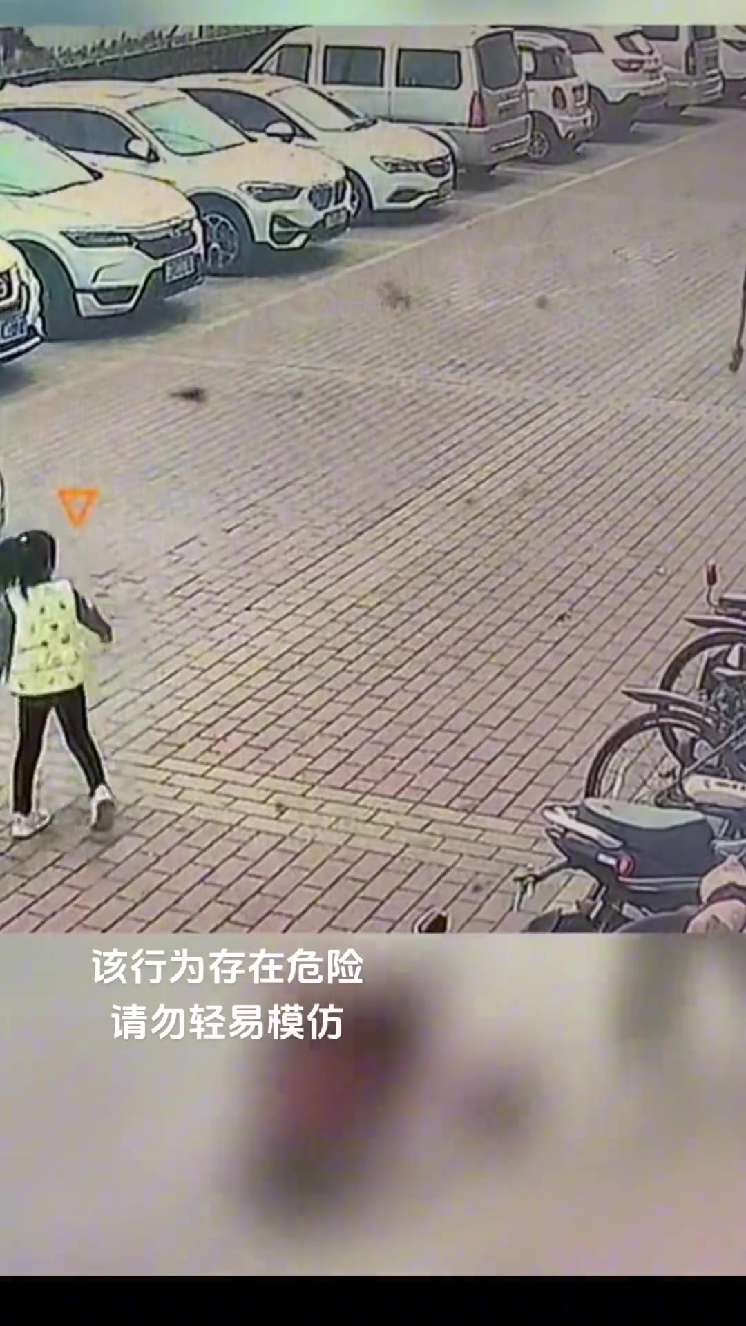 小孩推车往前跑，幸亏前往车辆急刹车