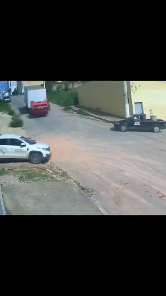 货柜车：让我先过吧，给你们磕头了！