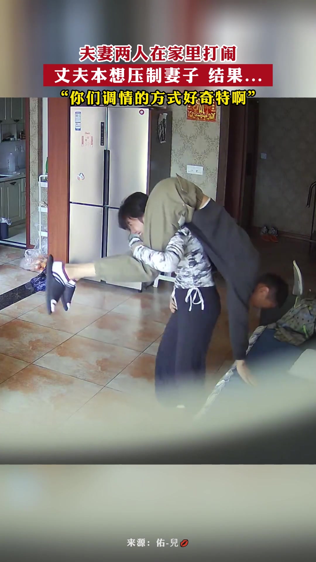 大师兄锁住了何金银！错我看是何金银锁住了大师兄才对