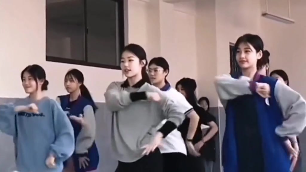 她们的脸上写满了自信以及青春洋溢