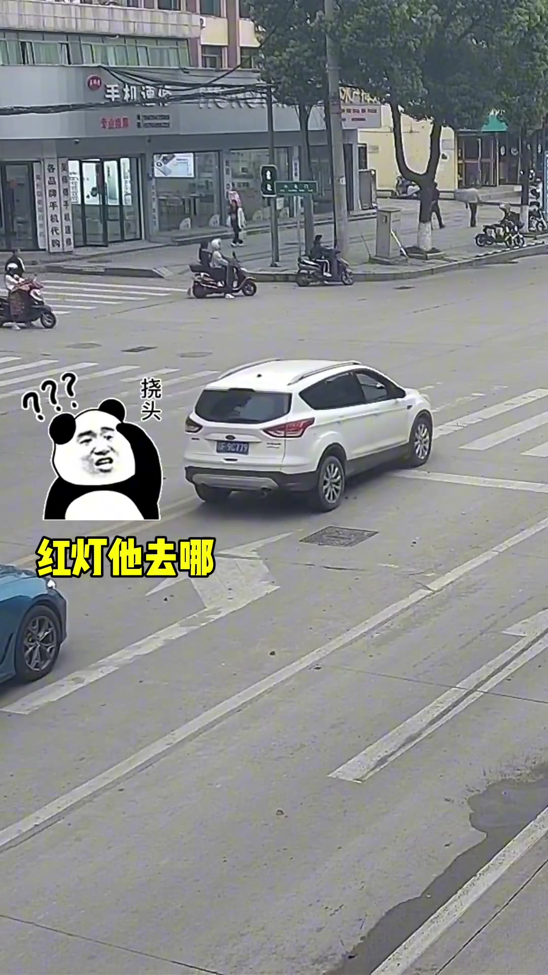 惊险！等红灯竟然睡着了 车子溜了都不知道...