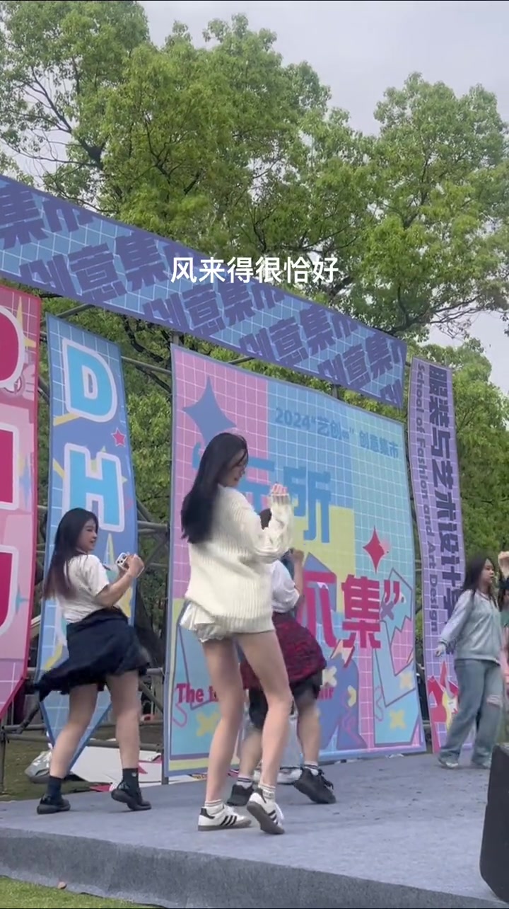 我只想知道，中间那位男生是什么鬼？！