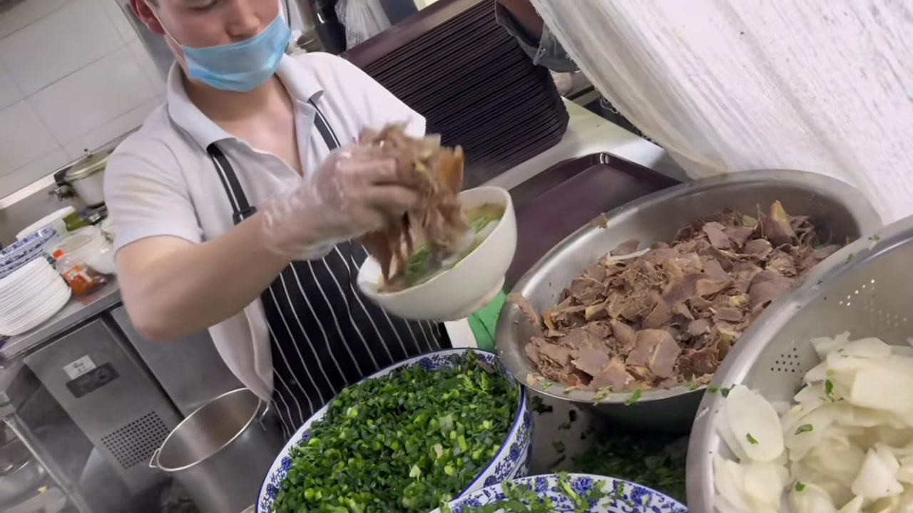 不是，你真放啊？这碗兰州牛肉面，不得500块？