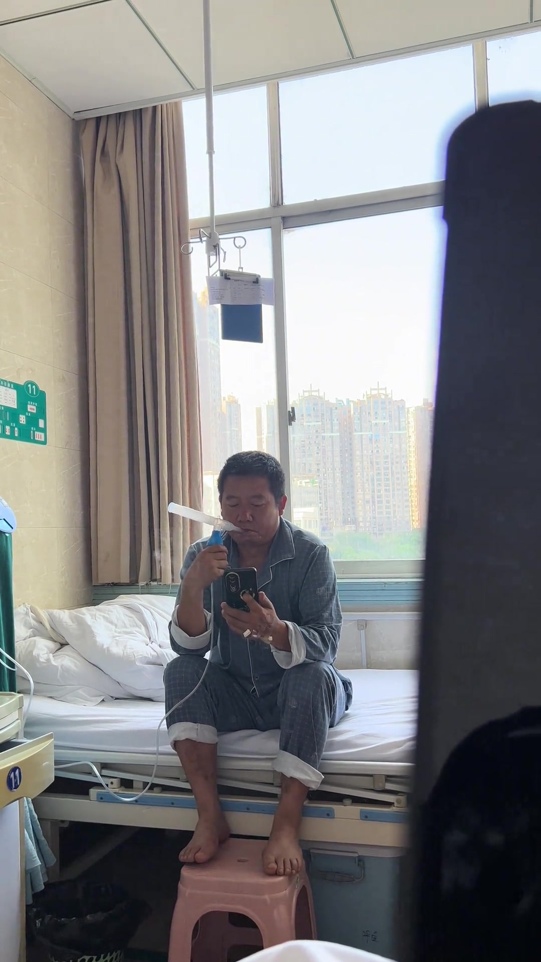 可爱的叔叔做雾化有他自己独特的方法！