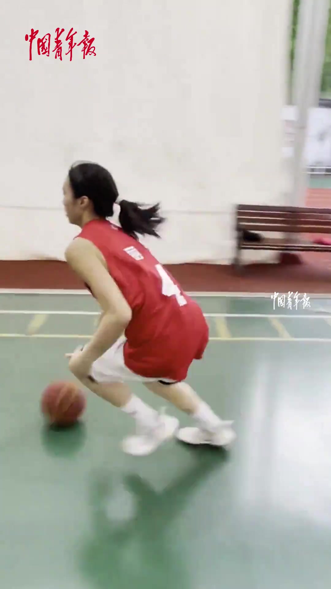 初中女子篮球队员进行全场综合运球训练，动作行云流水
