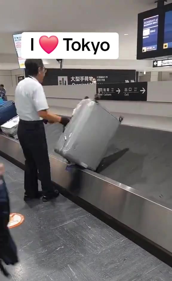 日本机场工作人员的行为，引人深思...