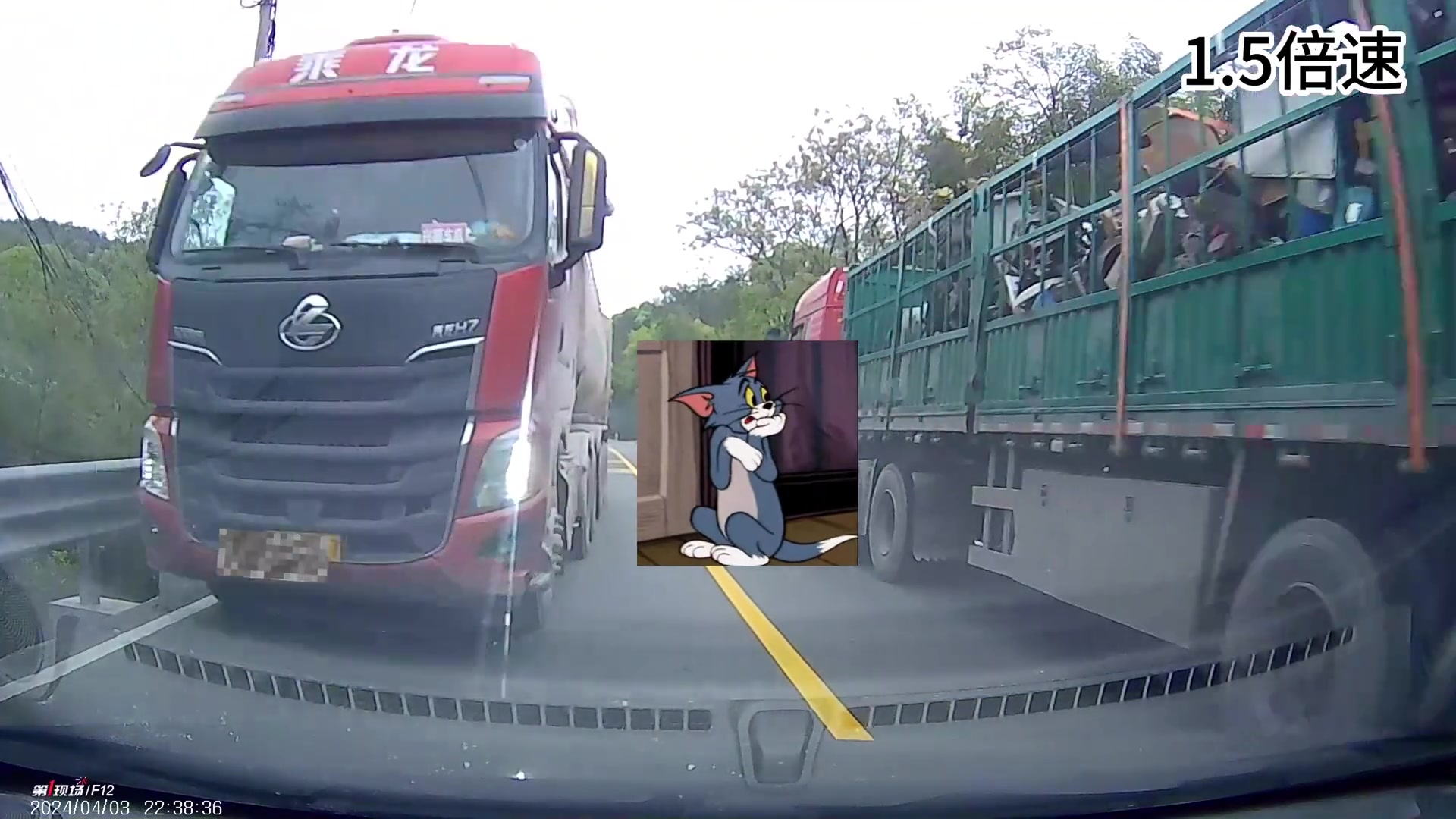 尾随前车越线变道超车，结果…