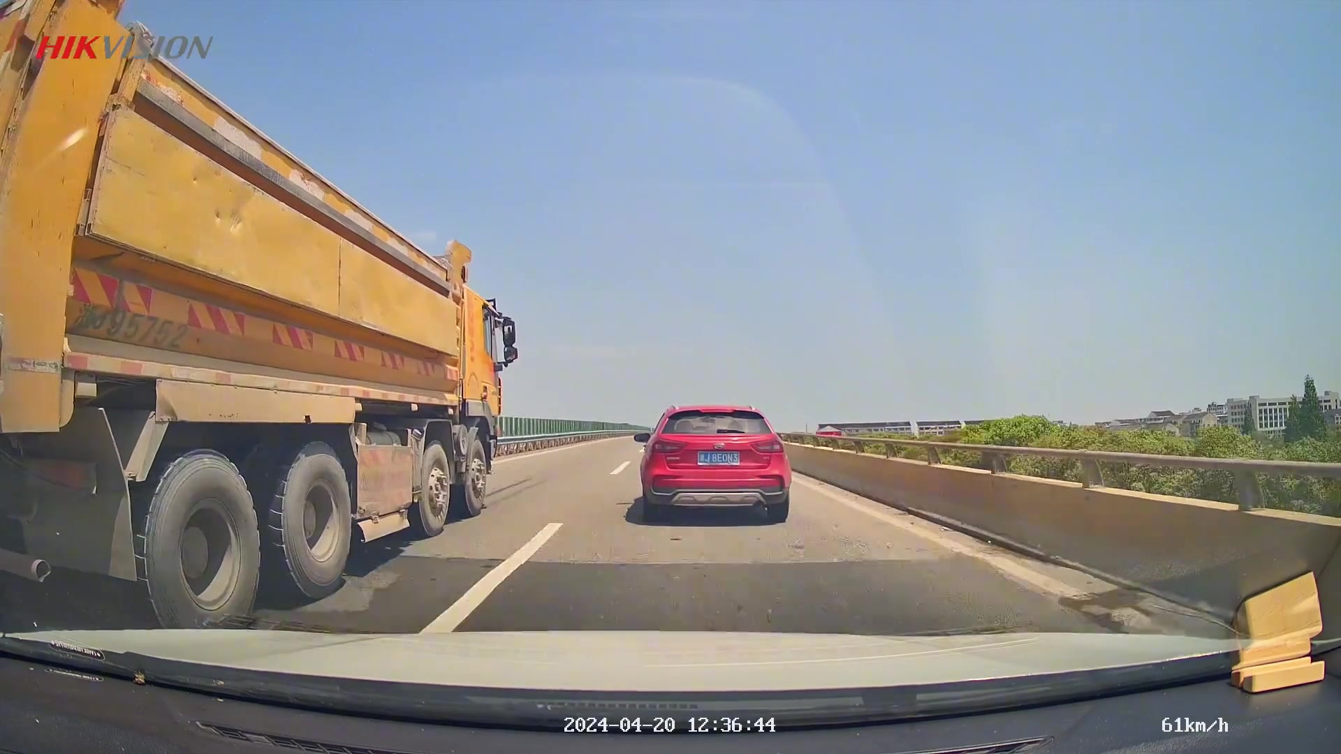 感谢大车先是鸣笛提示前车超车，后又刹车让你通过