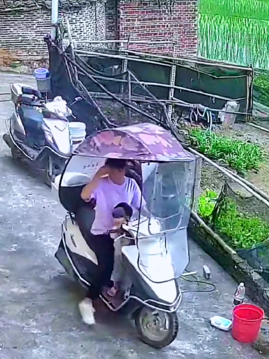 停车没有刹车，孩子下车的时候，不小心扭动了油门