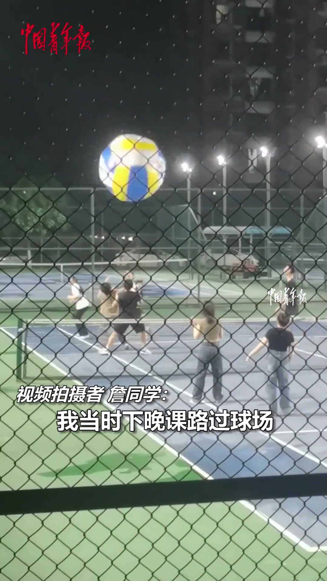 高校球场上演排球“大”战，可可爱爱，活力十足！