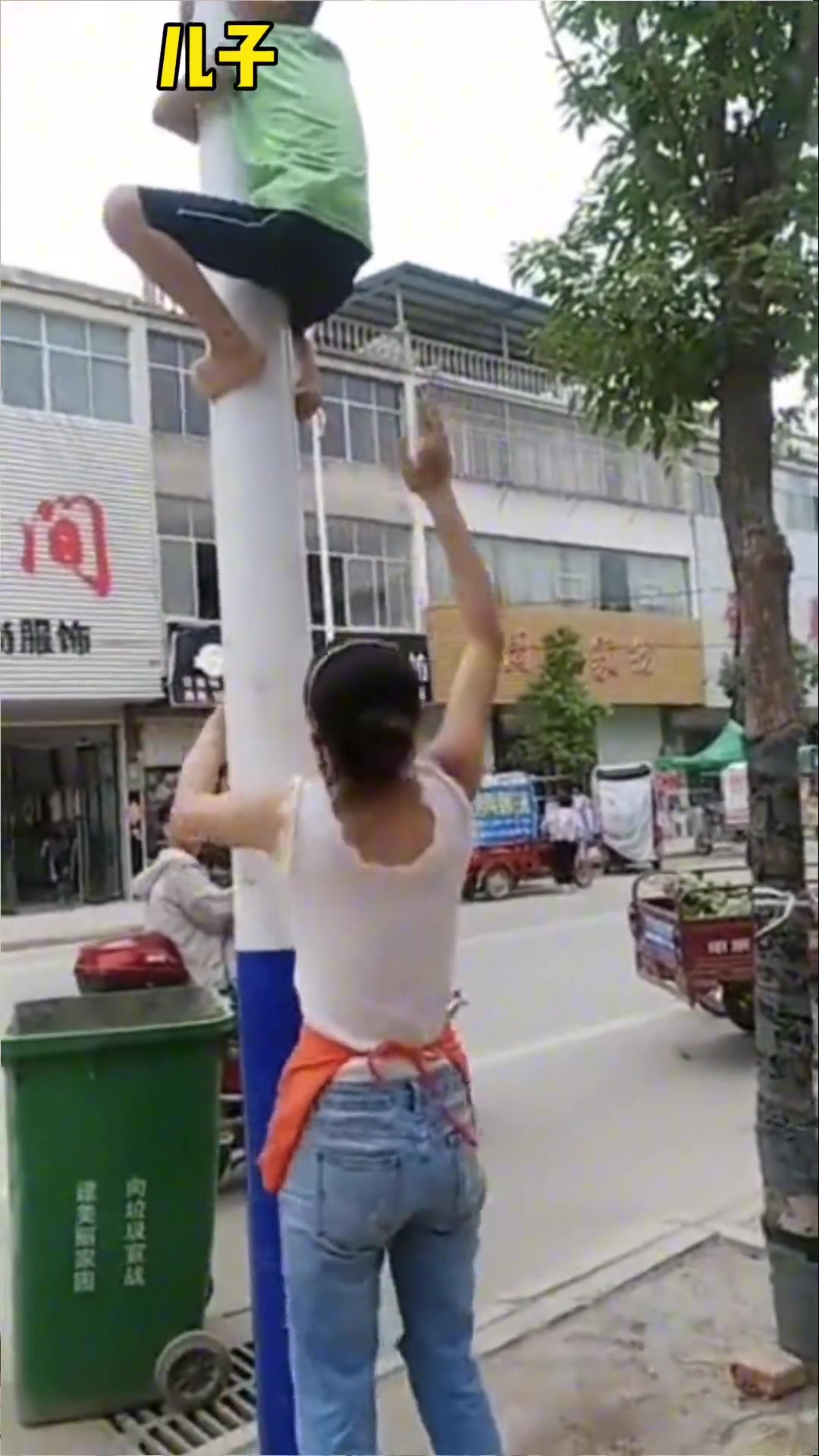 这小家伙跟我很像 我小的时候就这样