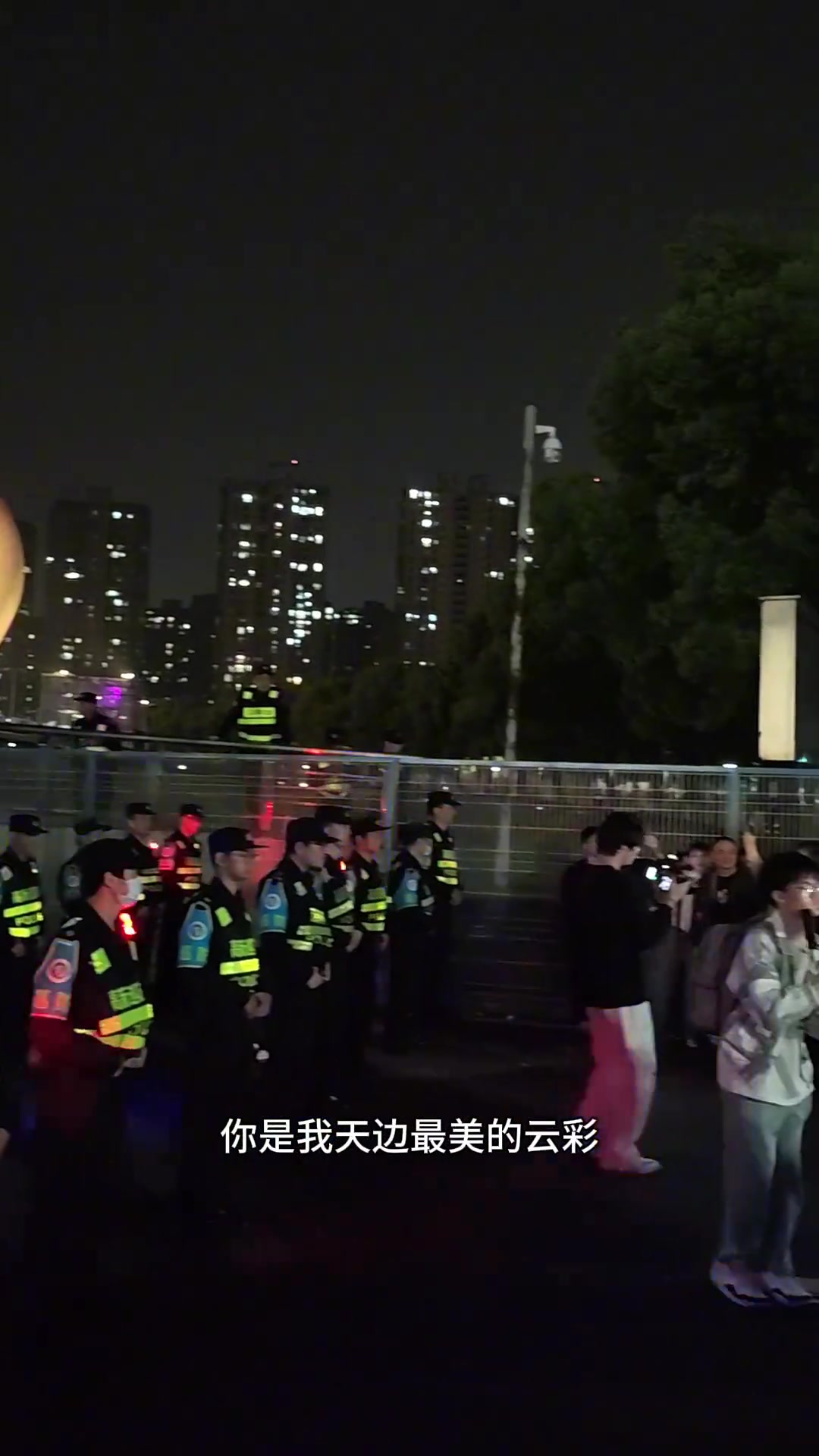 追星我理解，但面对一帮保安互动的，这是什么操作