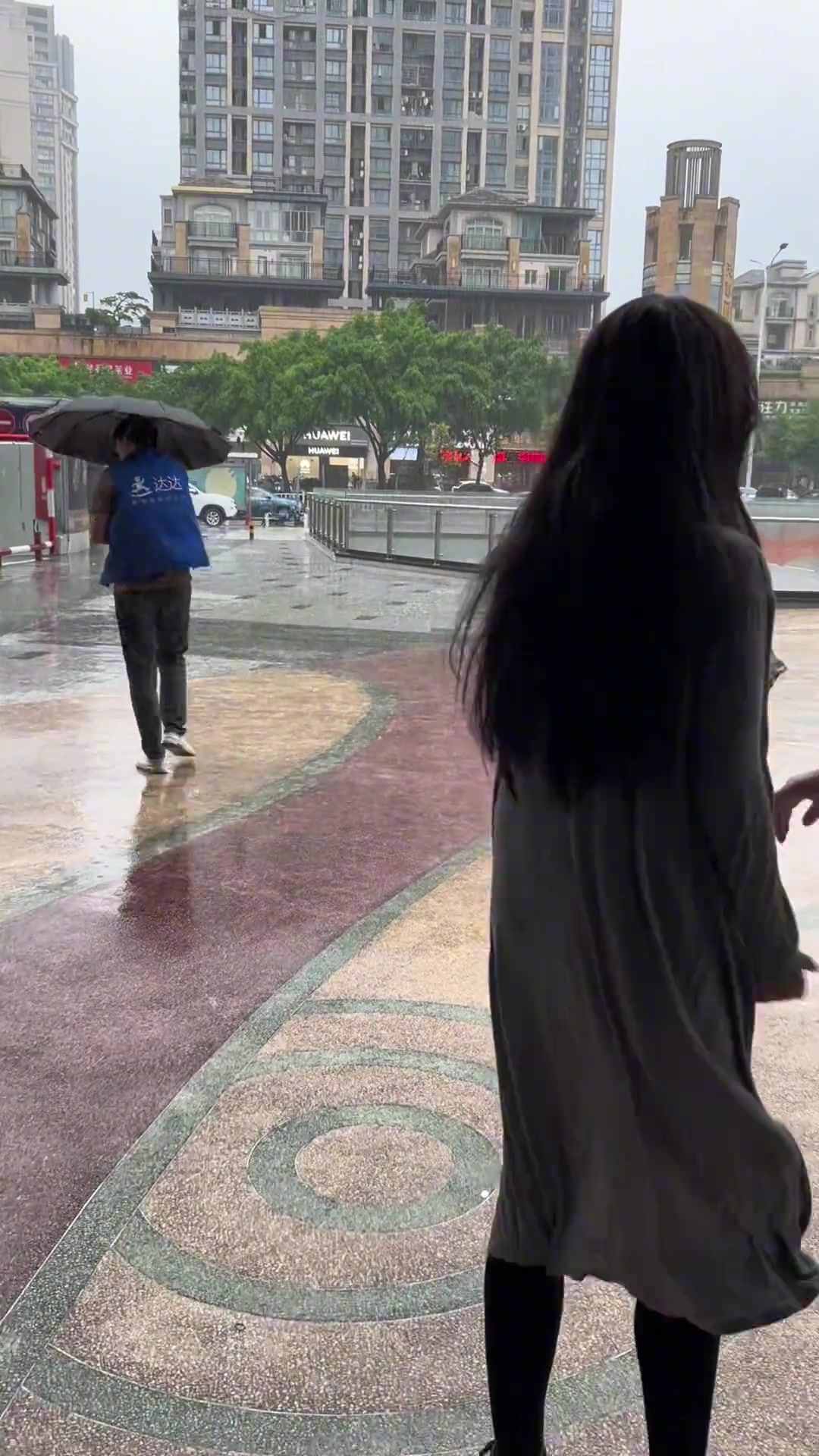 网友本想拍一段下雨的视频 无意中拍到一个女儿打妈妈