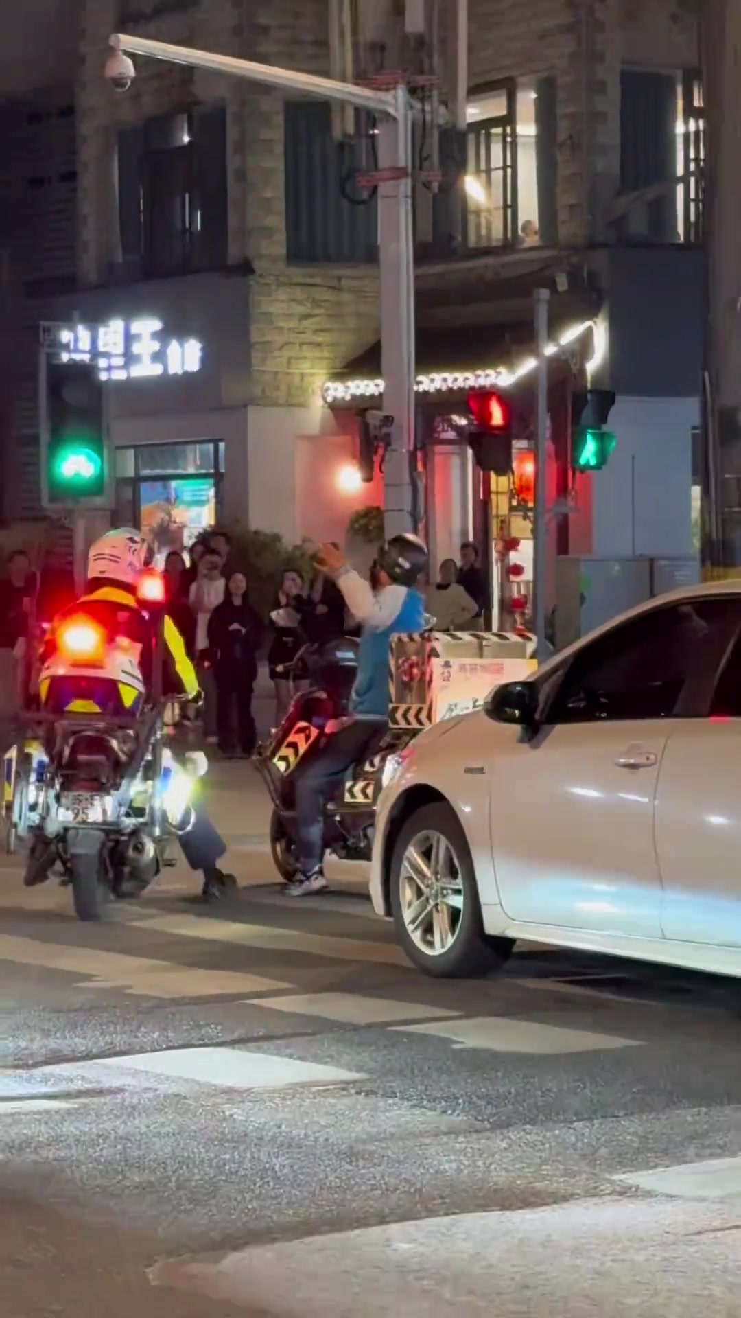 交警: 看我一键静音！
