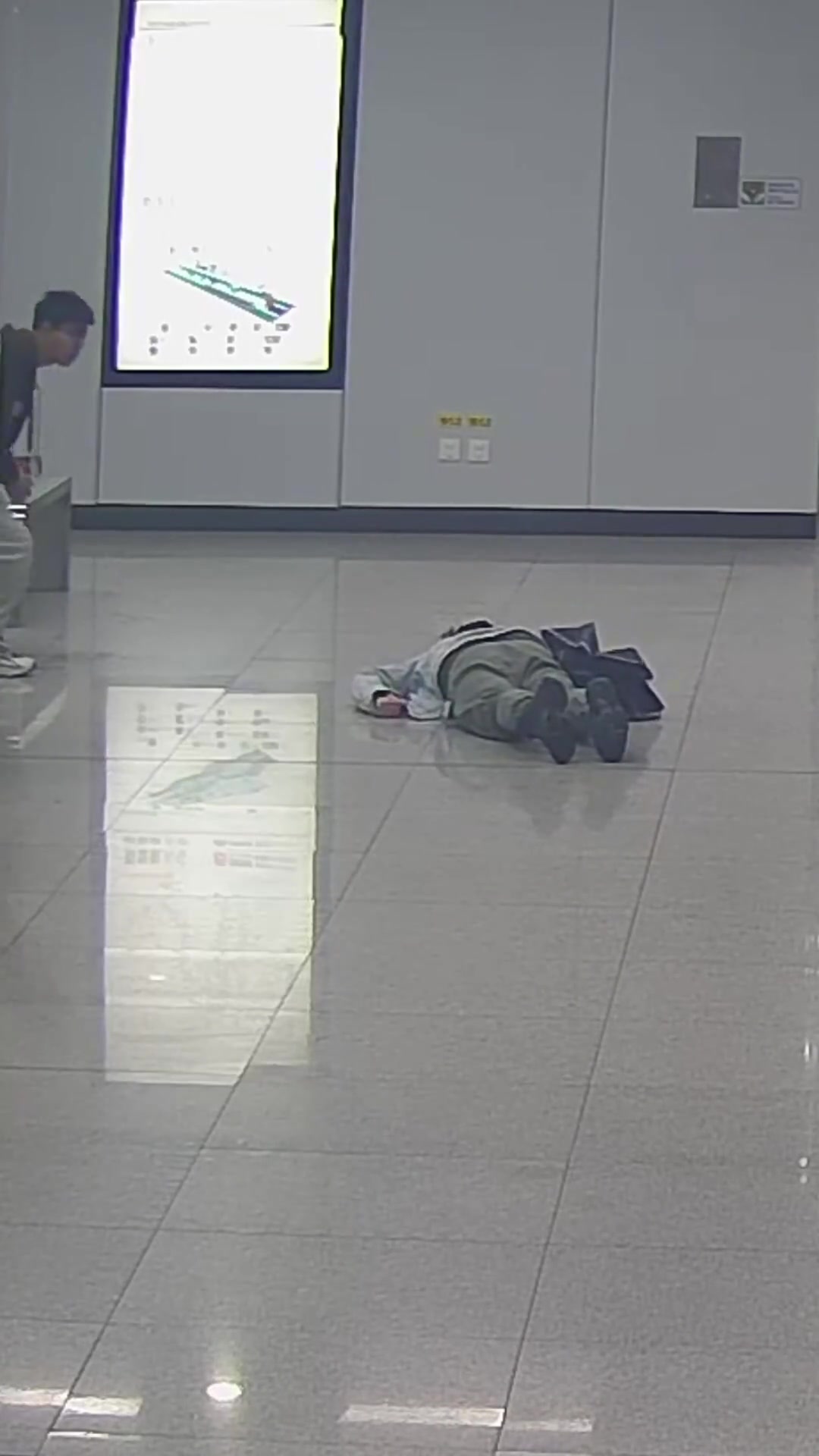 他一定很疼吧，谢谢你好心的乘客 ！