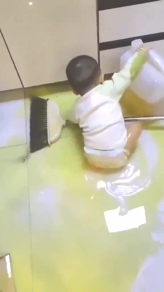 看起来这小孩子油头滑脑的很脚滑啊
