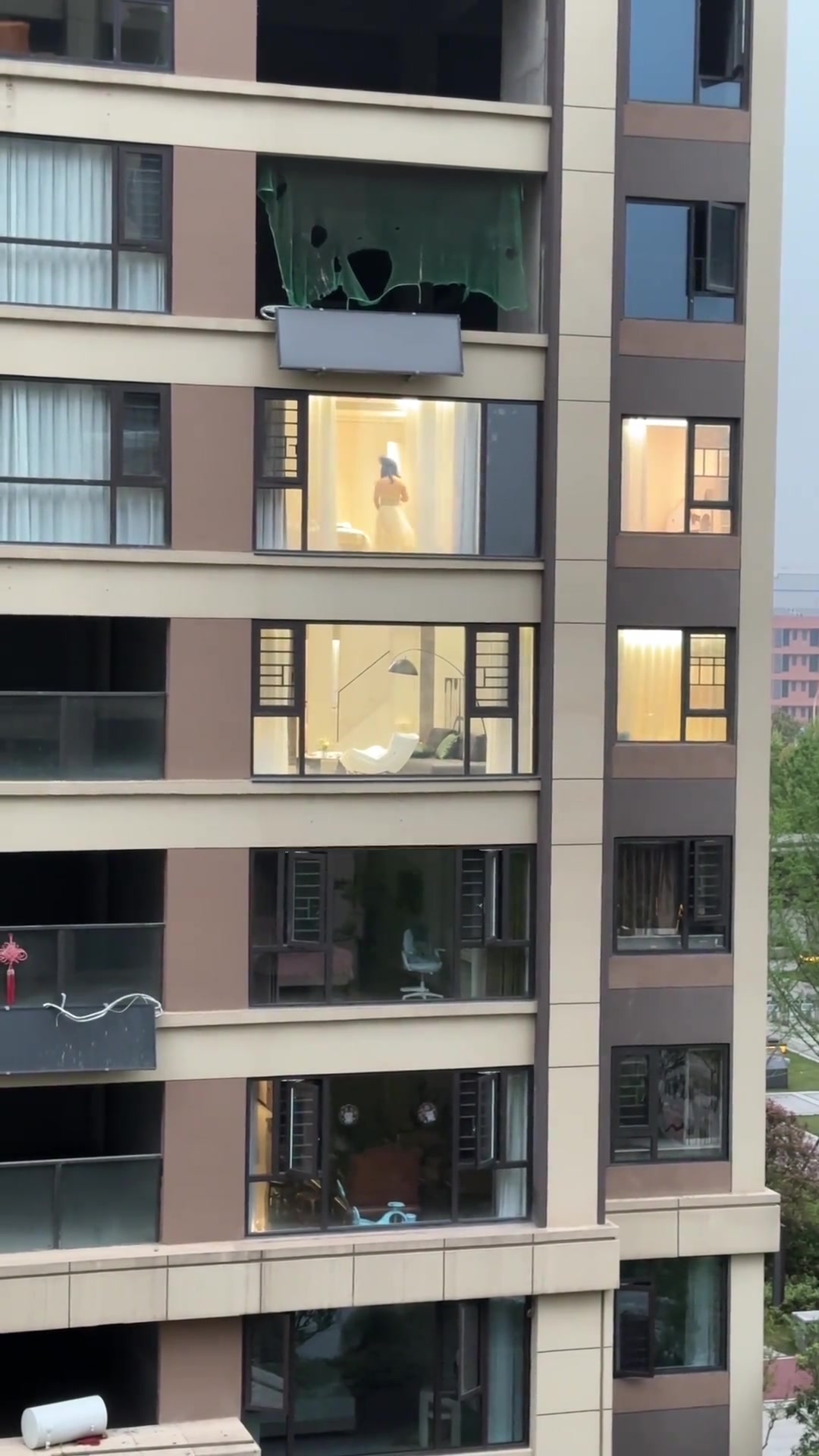 这窗帘装的跟没有一样，里面看得一清二楚...