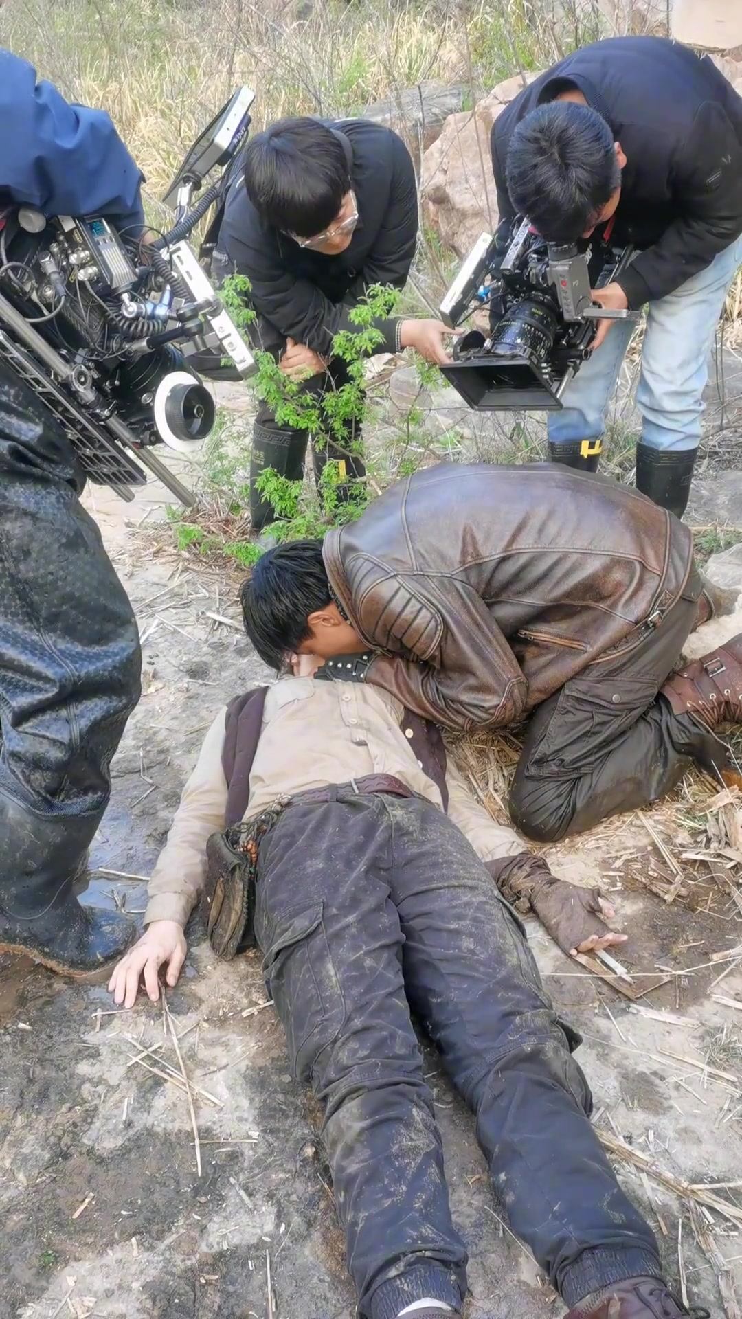 给女主角做人工呼吸拍摄现场，这一条恐怕得再来1遍