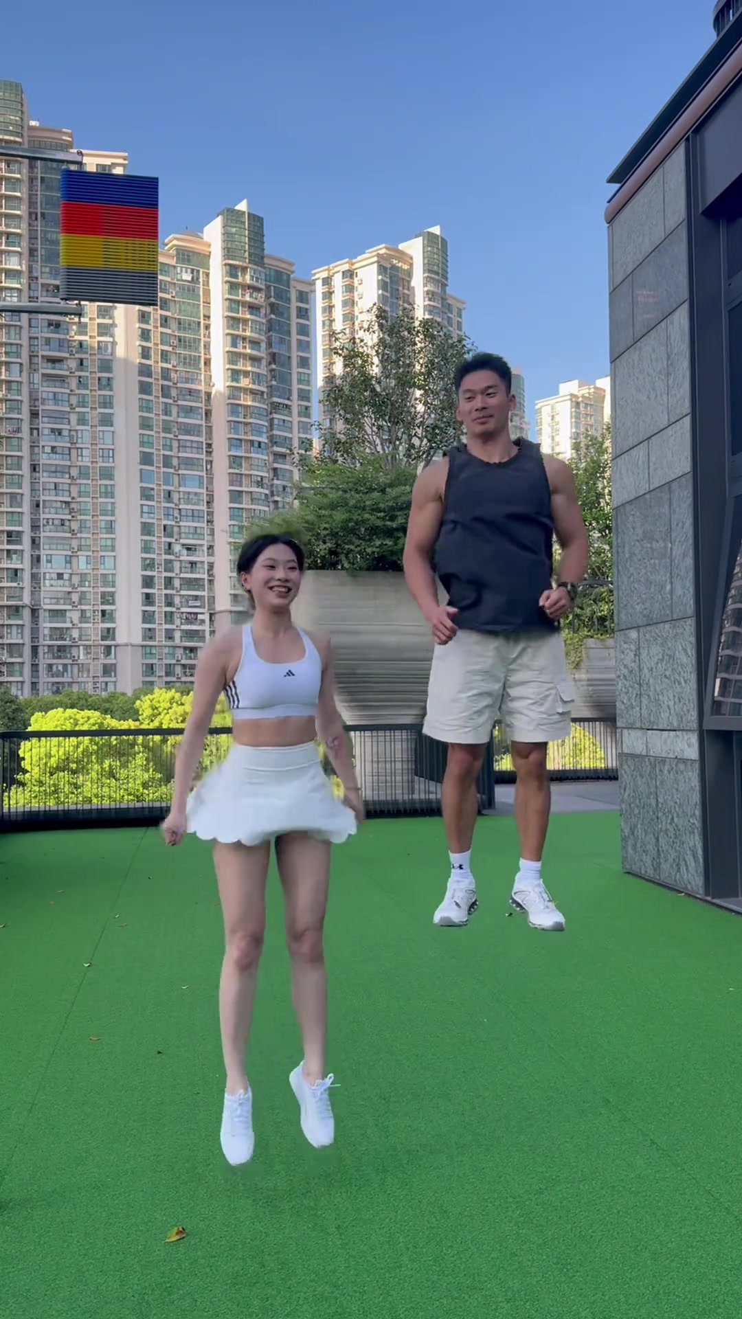 小姐姐这就是输在了身高...