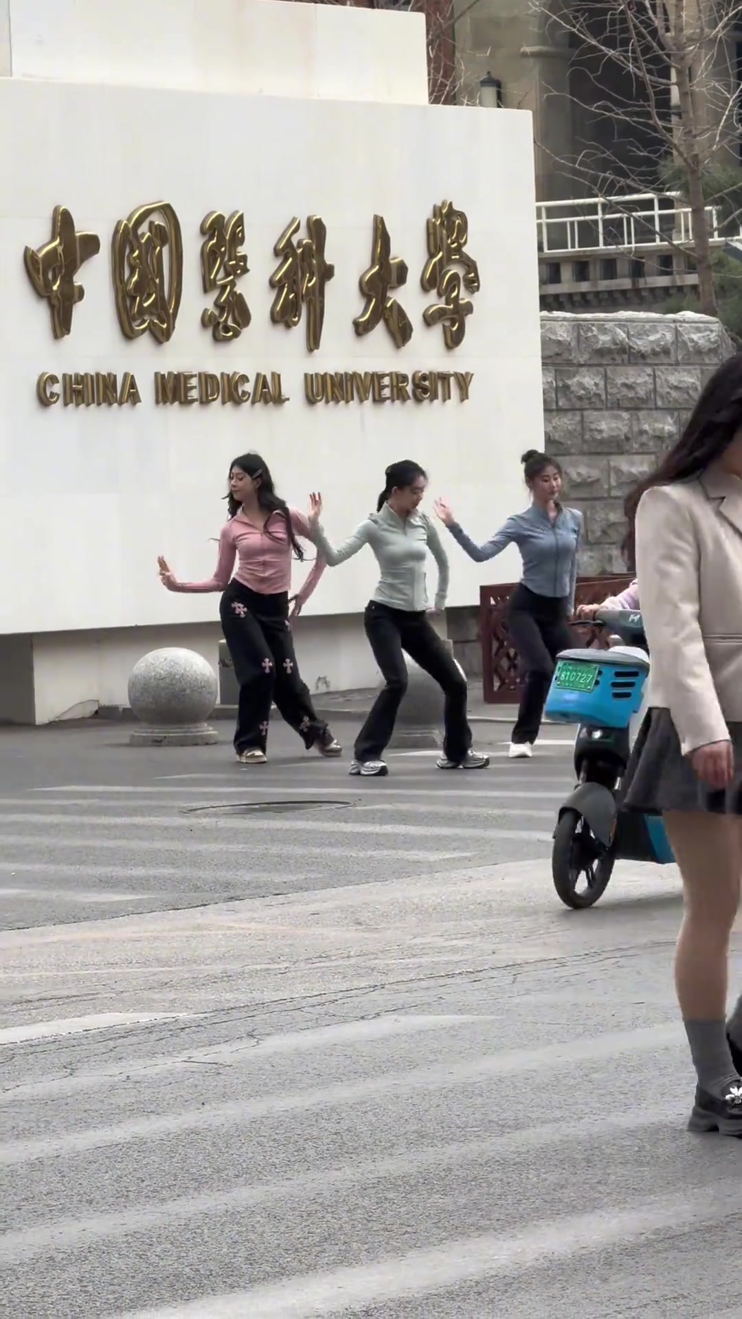 好好好！真的给你们大学增添风景了~