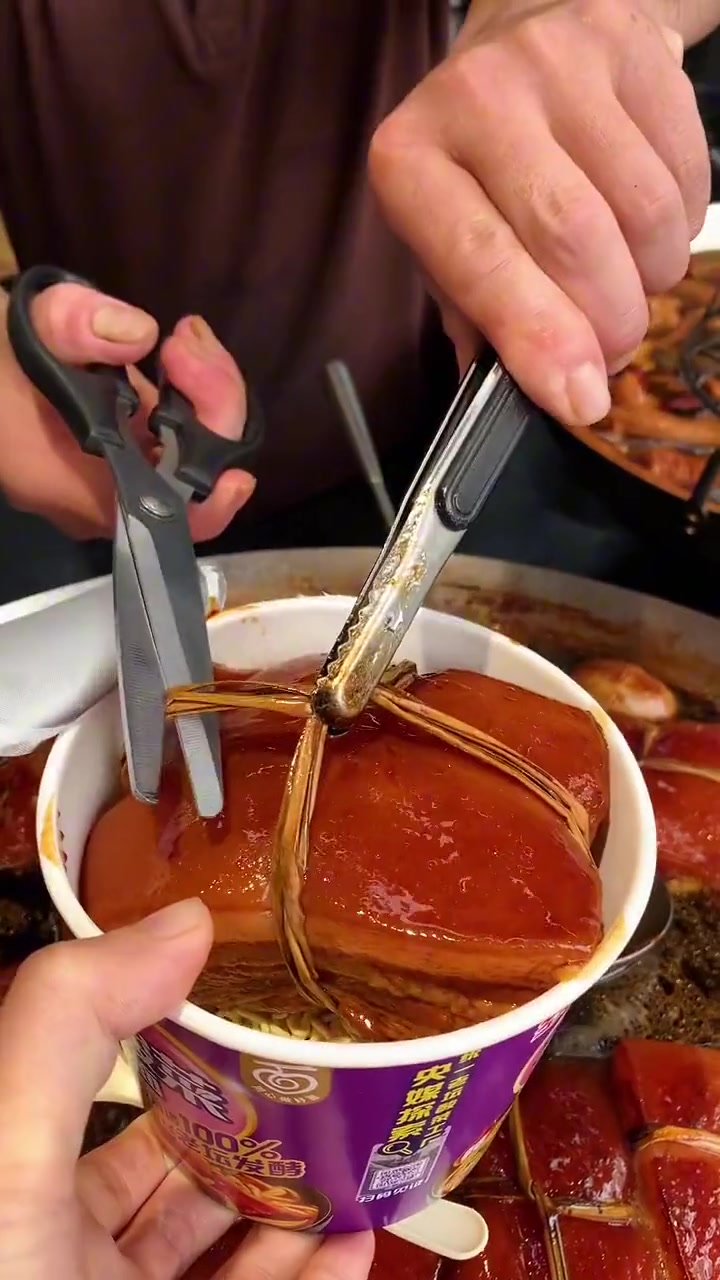 谁懂啊~方便面上加一块吹弹可破的东坡肉！