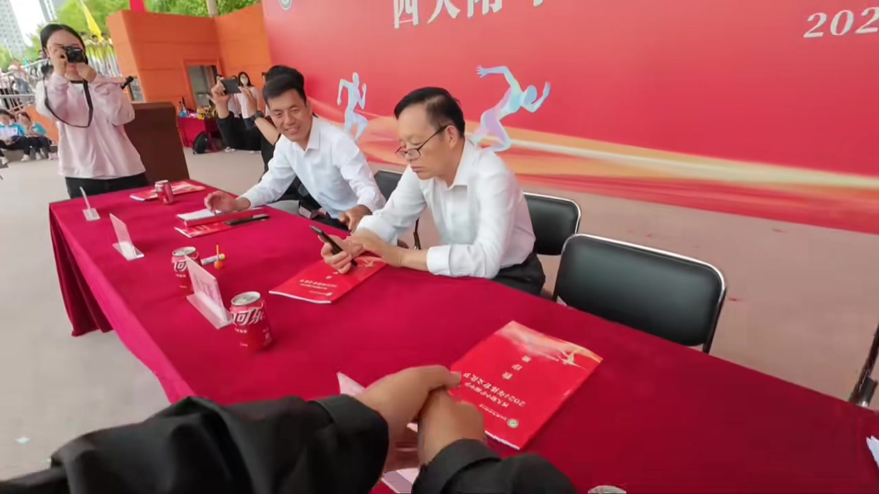 诶诶，别玩手机了，领导来了