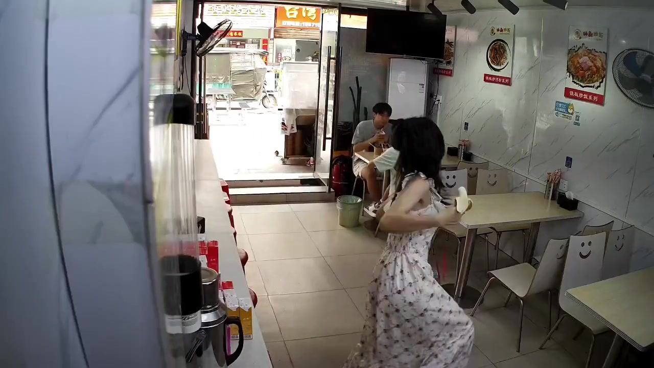 小姐姐转身跪拜一气呵成