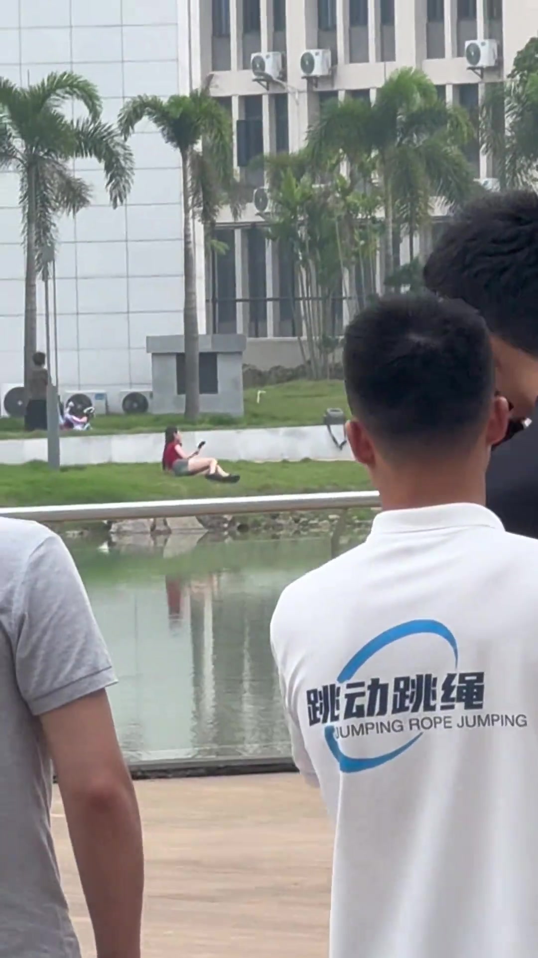 看来很多人都想给小姐姐拍照呀