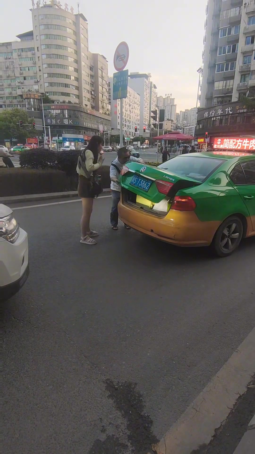 这行李箱明明可以躺着，非要它站起来