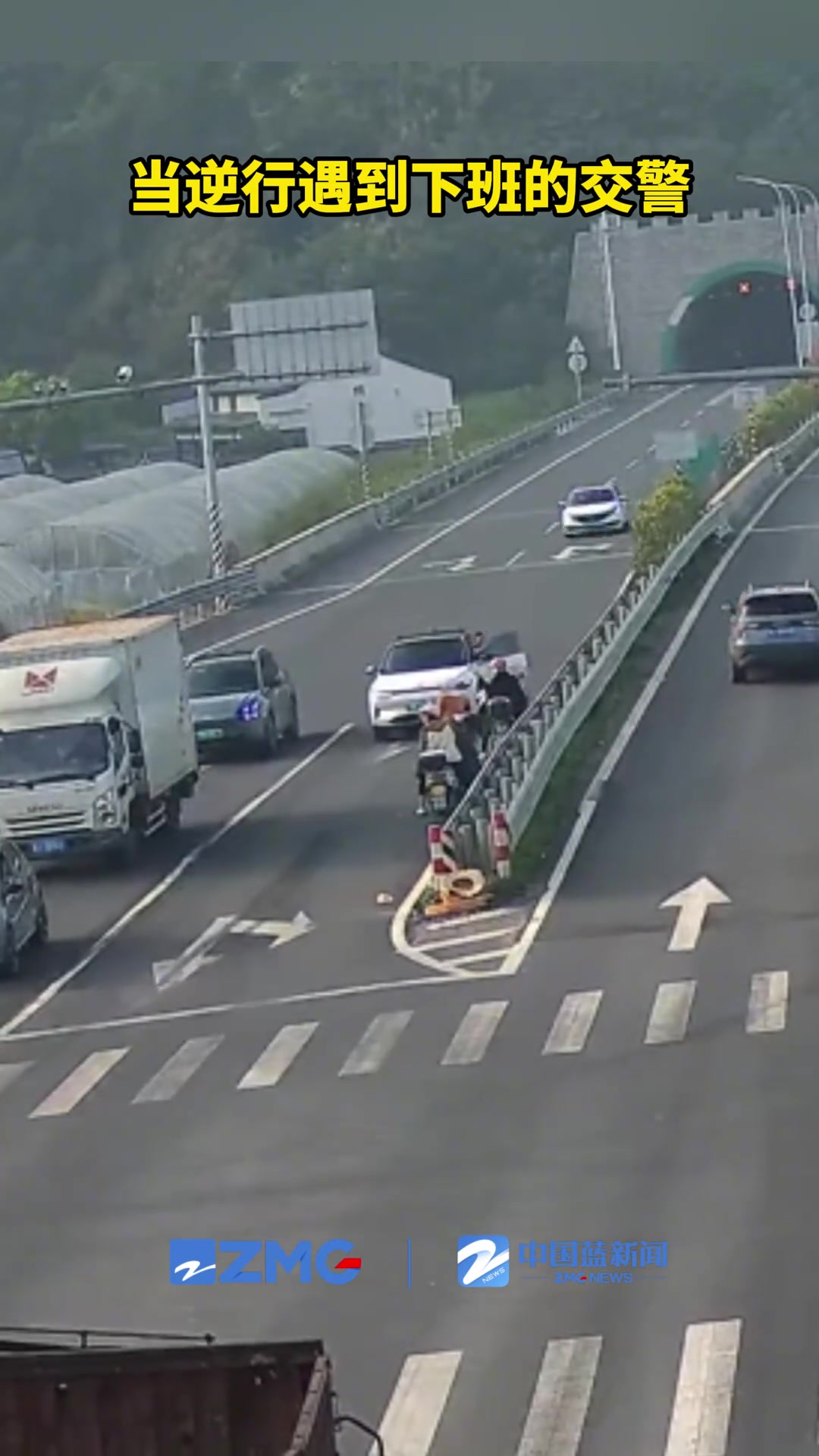 呀！吓一跳！警察同志你从哪冒出来的啊？