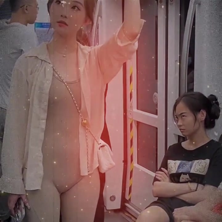 公共场合这样穿合适吗？