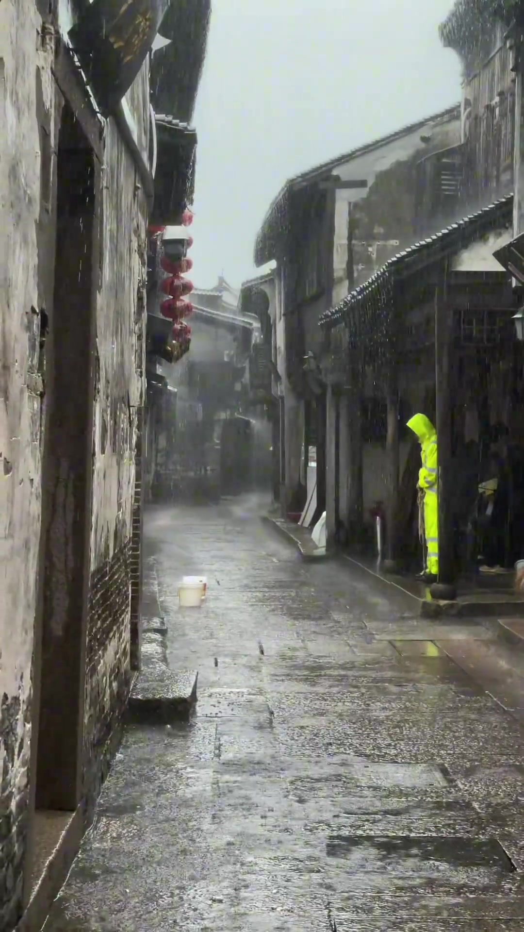烟雨下的古镇才有江南的感觉！