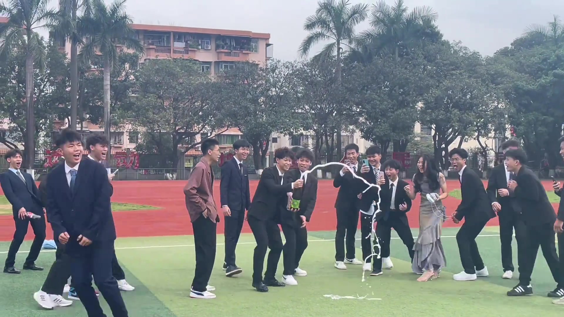 纵使青春是值得怀念！