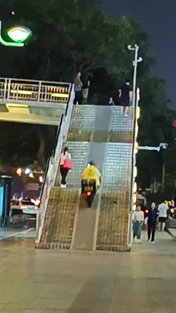 关关难过关关过，坡坡难上坡坡上。