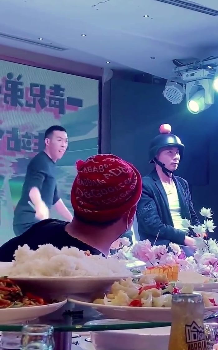 即使戴上头盔也没有一丝安全感，大哥心想您给个痛快