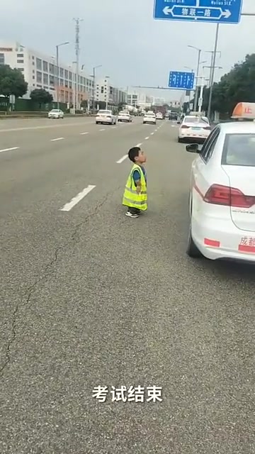 他是怎么踩的油门啊