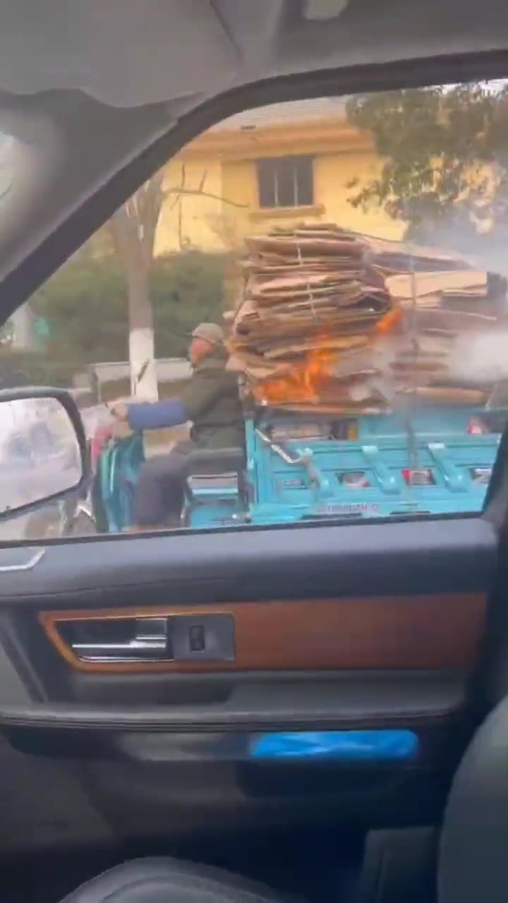 大爷：我说骑个电动车还给我骑一后背汗呢