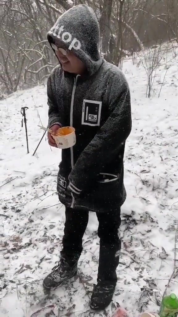 真虎啊，冬天穿这么少去爬山