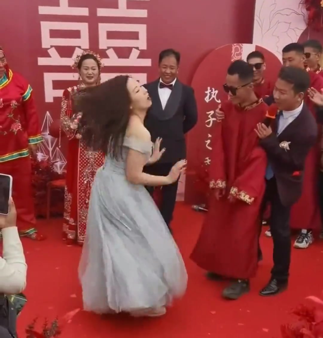 新娘的笑容逐渐消失 甚至有点想哭了