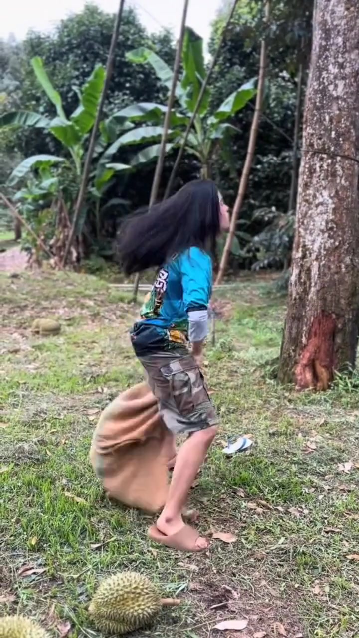 为什么她们接榴莲的时候，要打一下自己的屁股！