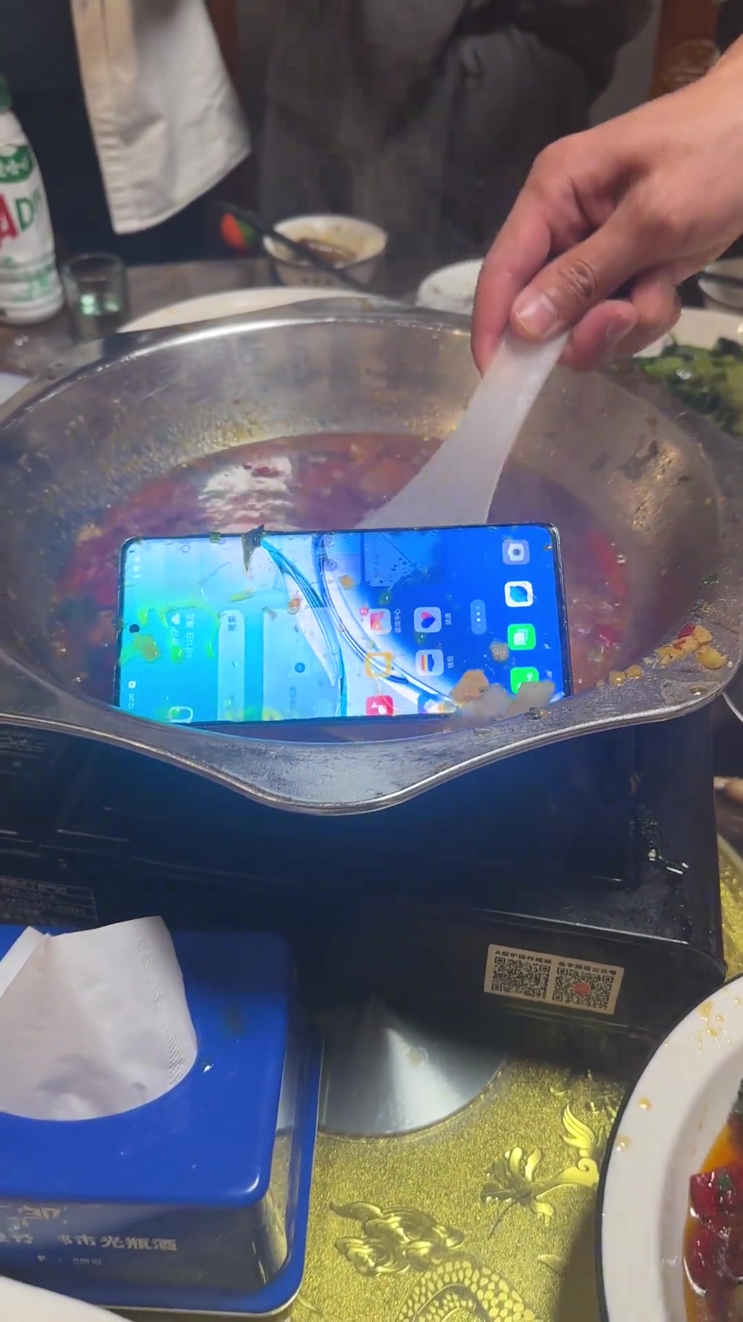 火锅煮手机，居然还梅开二度 你佩服么？