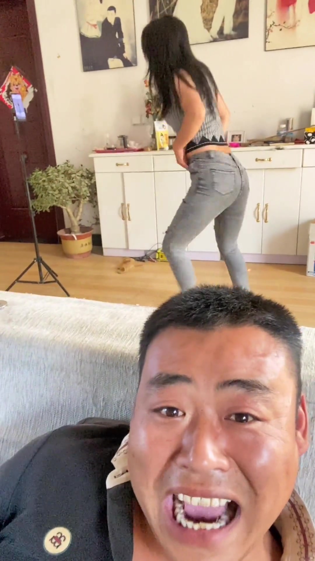 “一个放肆的跳 一个放肆的笑”
