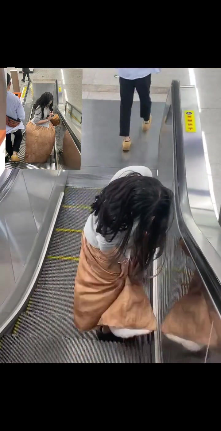 坐个扶梯哪里来的妖风？她裙子 都要吹起来了！