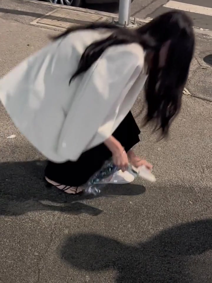 闺蜜为了搭配裙子，当街买了一双高跟鞋