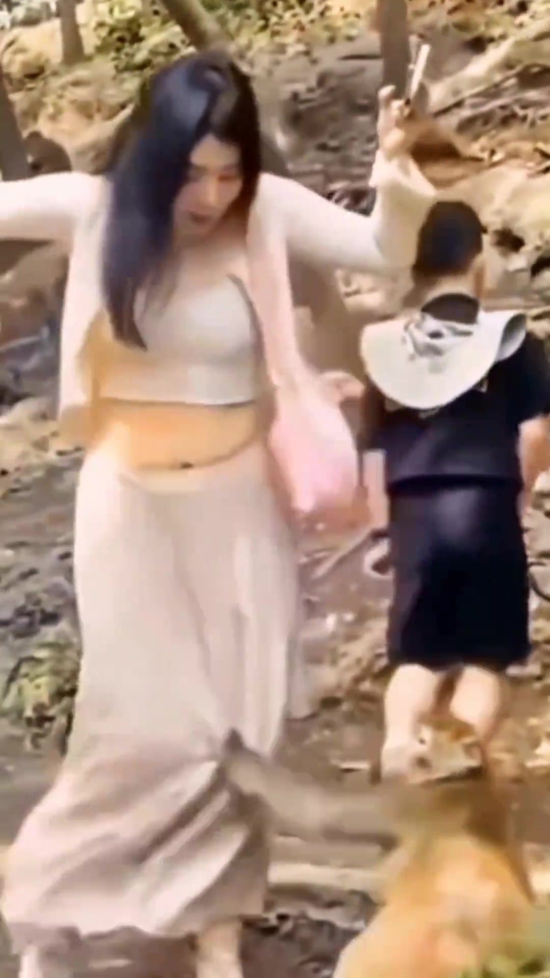 你这还双手举高高？那裙子活该被扯下来...