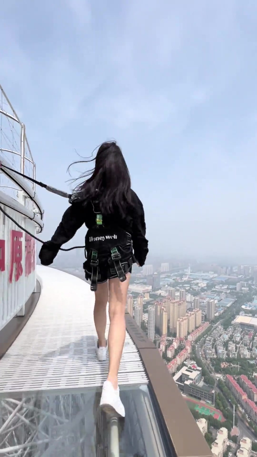 虽然有安全带可以为所欲为，但我真的佩服她！