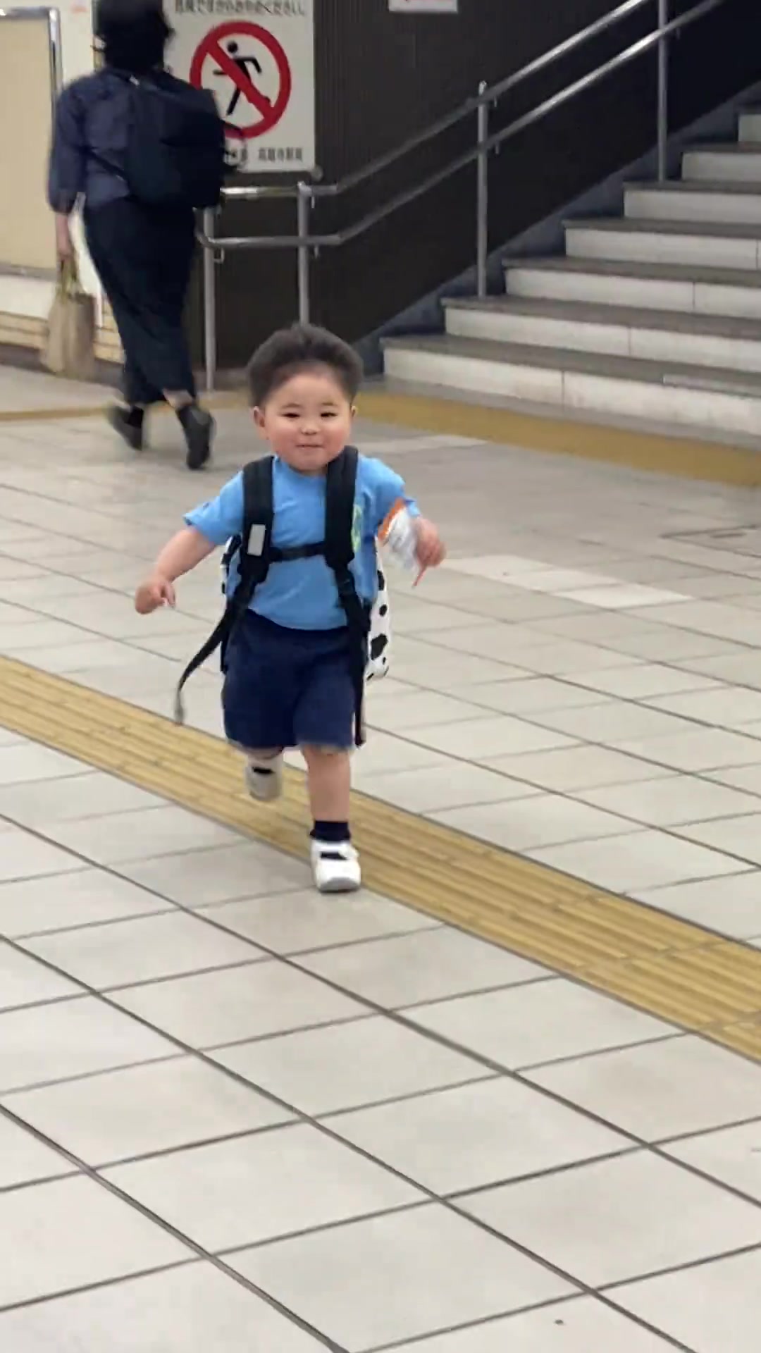 萌化了！在地铁站里找妈妈的小孩儿
