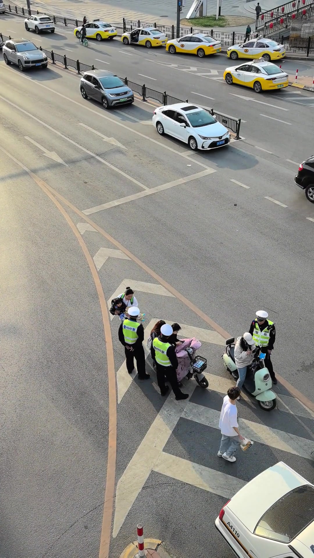 警察同志正在查电动车不带头盔，有个孩子妈妈求助